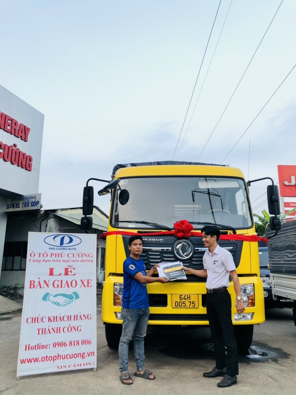Gia đình khách hàng Nghĩa &amp; Lợi (Vĩnh Long) nhận xe Dongfeng B180