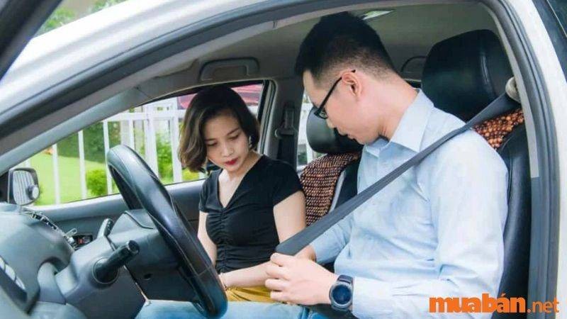 Een sollicitatiegesprek tussen een werkgever en een potentiële vrachtwagenchauffeur