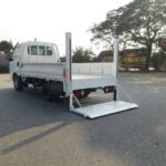 Xe tải Kia K200 thùng lửng gắn bàn nâng hạ tiện lợi cho việc bốc xếp hàng hóa