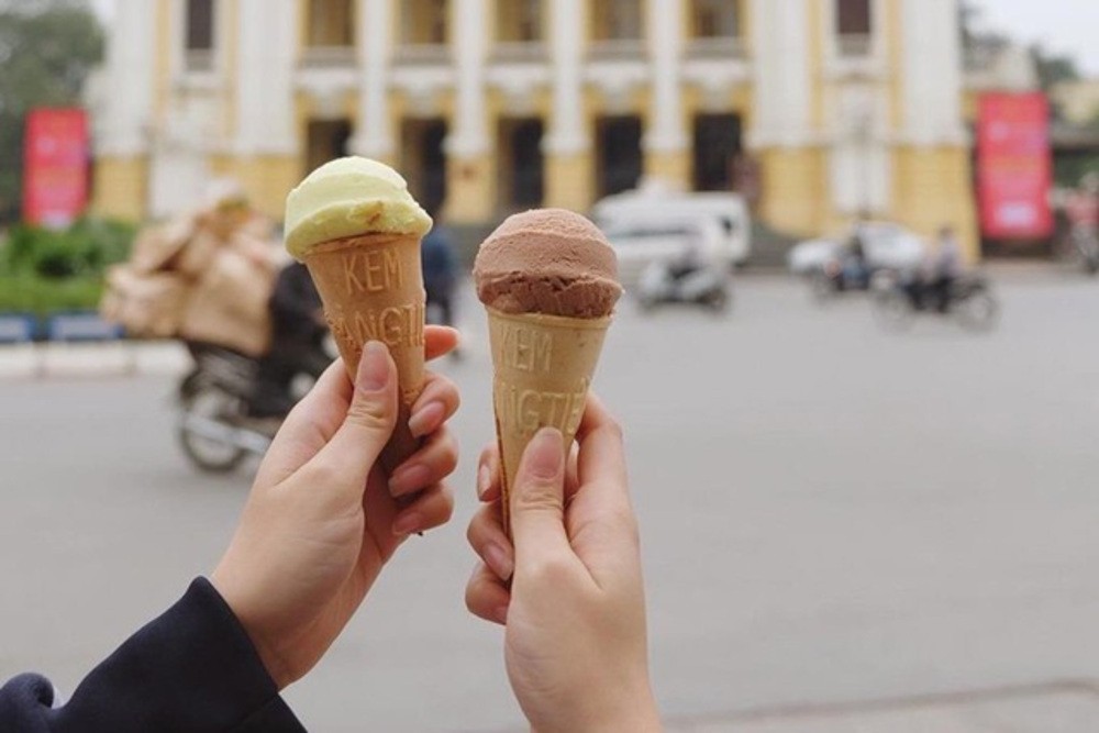 Các bạn trẻ vừa ăn kem Tràng Tiền vừa dạo Hồ Gươm, tận hưởng không khí Hà Nội.