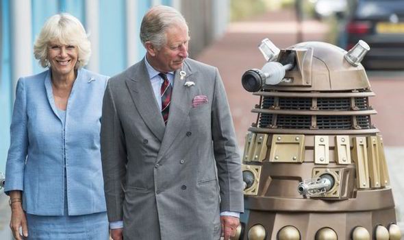 Thái tử Charles và công nương Camilla gặp gỡ Dalek trong phim trường Doctor Who