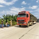 CSGT Vĩnh Phúc tuần tra kiểm soát xe tải trên đê tả sông Hồng, đảm bảo trật tự an toàn giao thông và ngăn chặn xe quá tải.