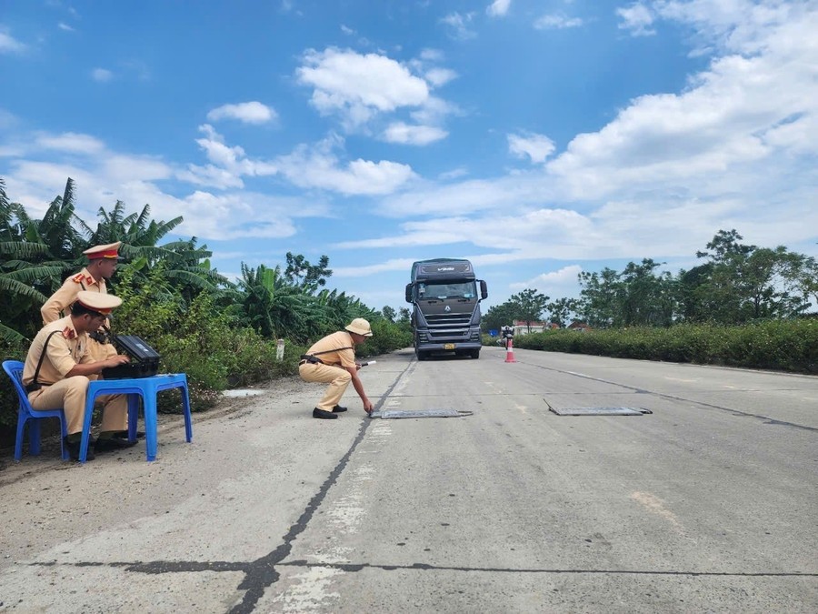 Truck weighing scale, a crucial professional measure by Vinh Phuc Traffic Police to detect and handle overloaded vehicles.