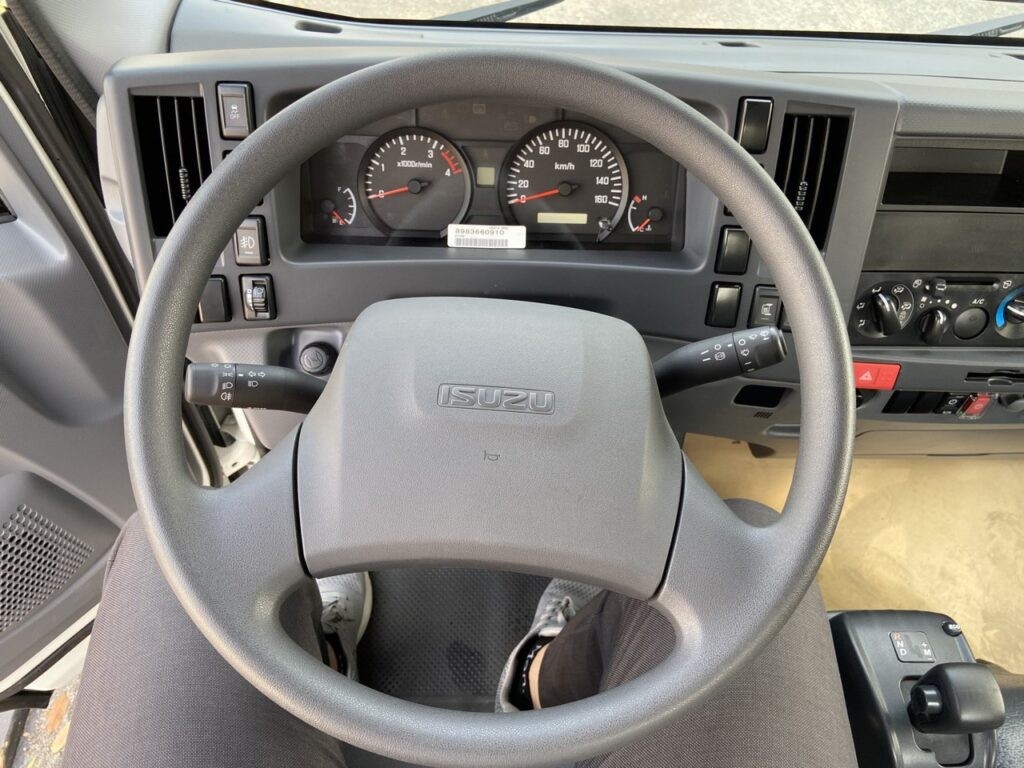 Khoang lái xe tải Isuzu NMR 200