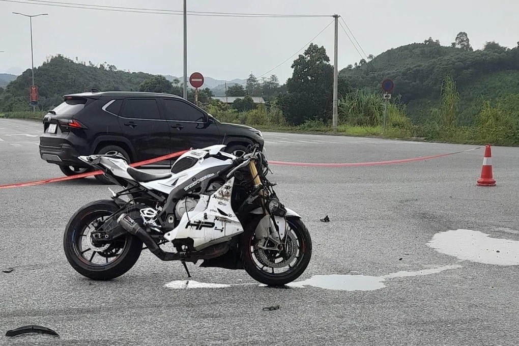 Hiện trường vụ tai nạn giao thông nghiêm trọng liên quan đến xe phân khối lớn BMW tại Yên Bái, ảnh ghi lại từ hiện trường vụ việc