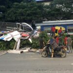 Hiện trường vụ tai nạn tàu hỏa đâm xe tải tại Văn Điển sáng 4/9, xe tải hư hỏng nặng, đầu tàu ít thiệt hại.