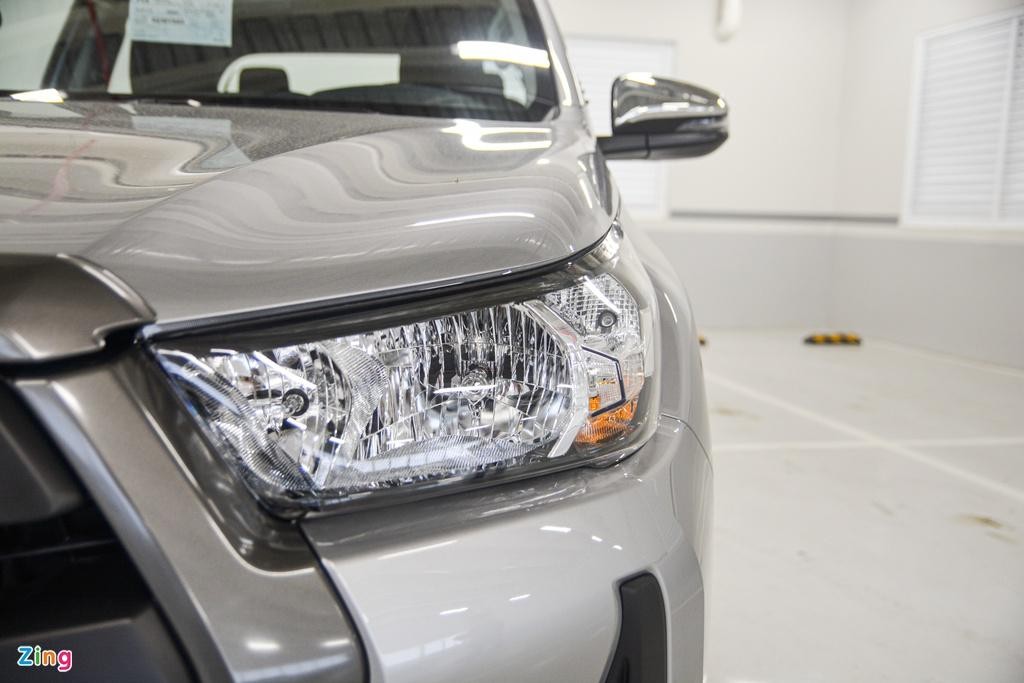 Thiết kế hông xe Toyota Hilux mạnh mẽ với đường dập nổi và tay nắm cửa mạ crom
