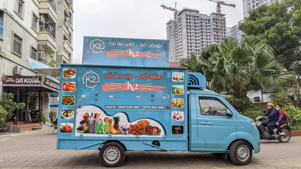 alt text: Bên trong xe tải bán hàng lưu động với quầy kệ