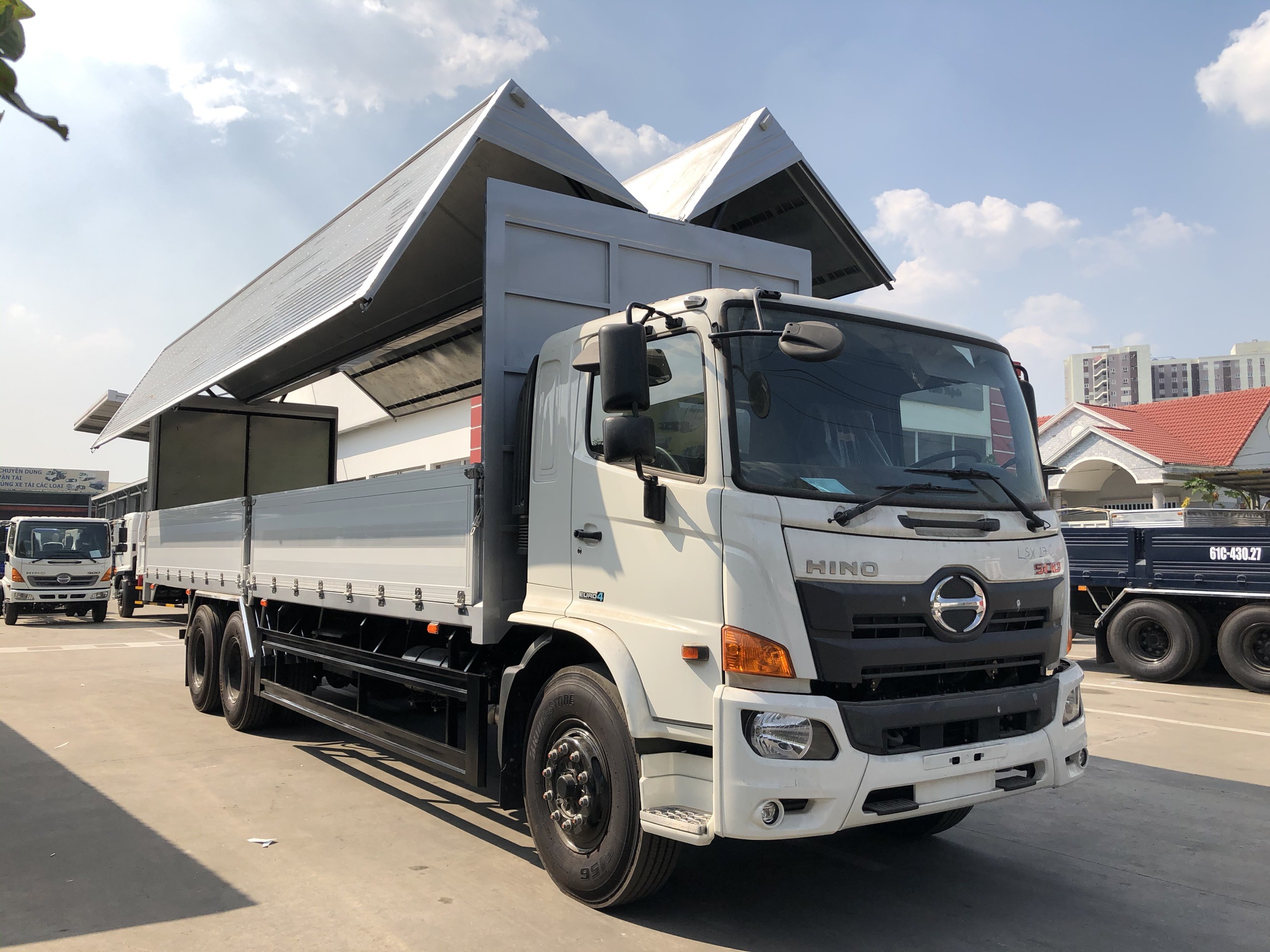 รถบรรทุก Hino 15 ตัน กระบะตู้ทึบ ขนส่งสินค้าที่คลังสินค้า