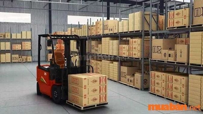 एक गोदाम में काम कर रहा फोर्कलिफ्ट ड्राइवर