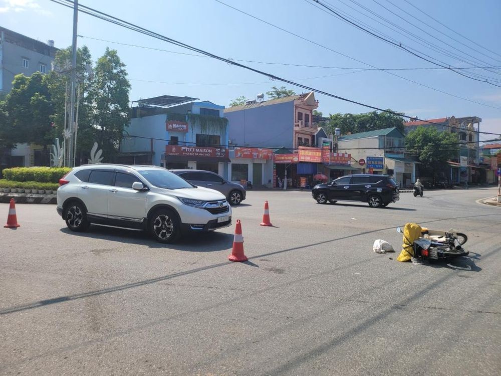 Hiện trường vụ tai nạn giao thông tại Cao Bằng ngày 16 tháng 8 với hình ảnh xe ô tô và xe máy, minh họa cho sự cố giao thông