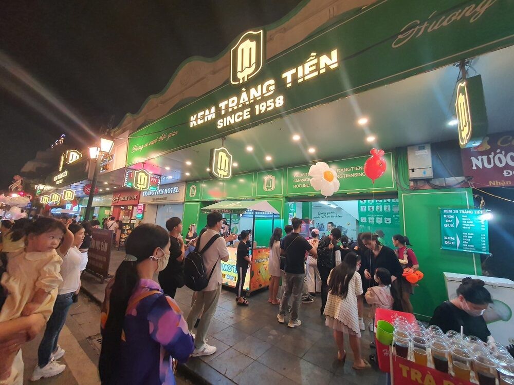 Cửa hàng kem Tràng Tiền 35 với kiến trúc đặc trưng, luôn đông đúc khách đến mua kem.