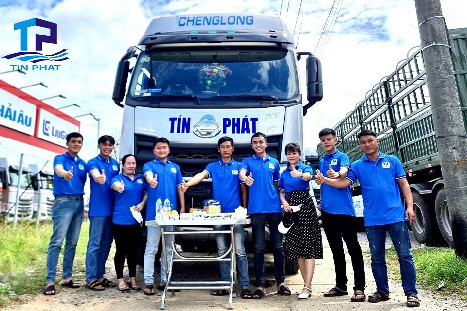 Professional 30-ton truck rental service consultants, ready to assist customers at Xe Tai My Dinh.
