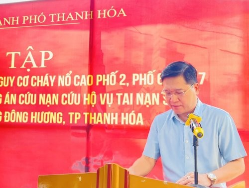 O Vice-Presidente do Comité Popular da cidade de Thanh Hóa discursa na abertura do exercício.