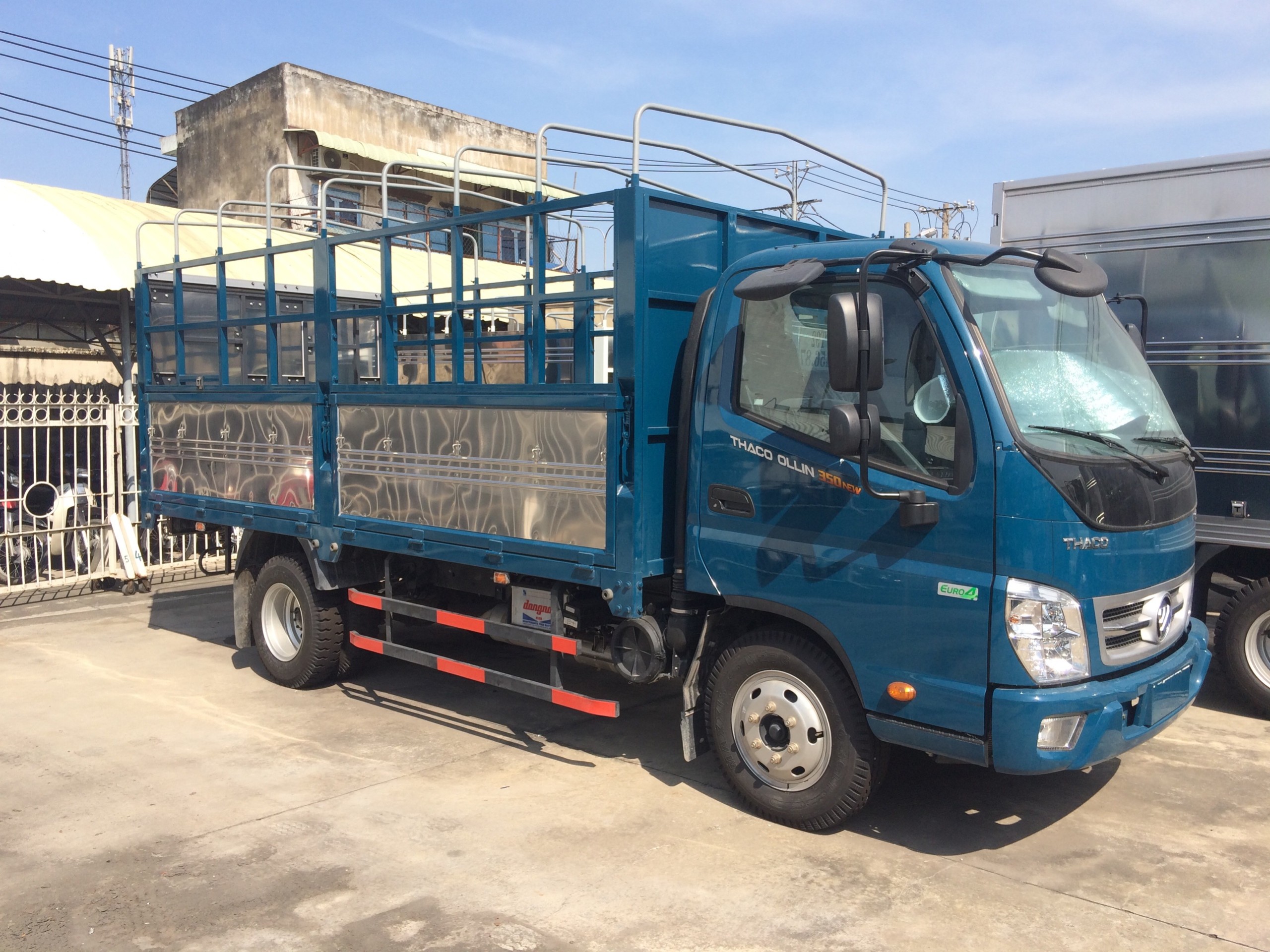 Xe tải Thaco Ollin 500 E4 thùng kín màu trắng bạc