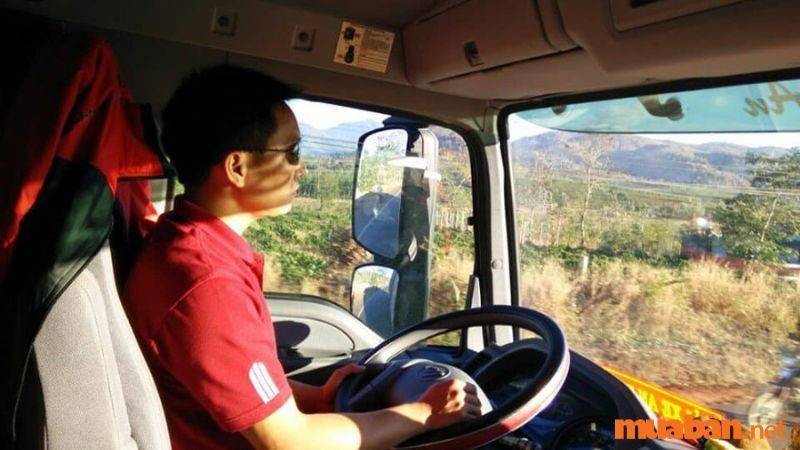 Een touringcar, symbool voor de vacatures voor touringcarchauffeurs in Bỉm Sơn.