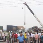 Hiện trường vụ tai nạn tàu hỏa tông xe tải tại Nghệ An năm 2019, cho thấy xe tải bị văng khỏi đường ray và hư hỏng nặng