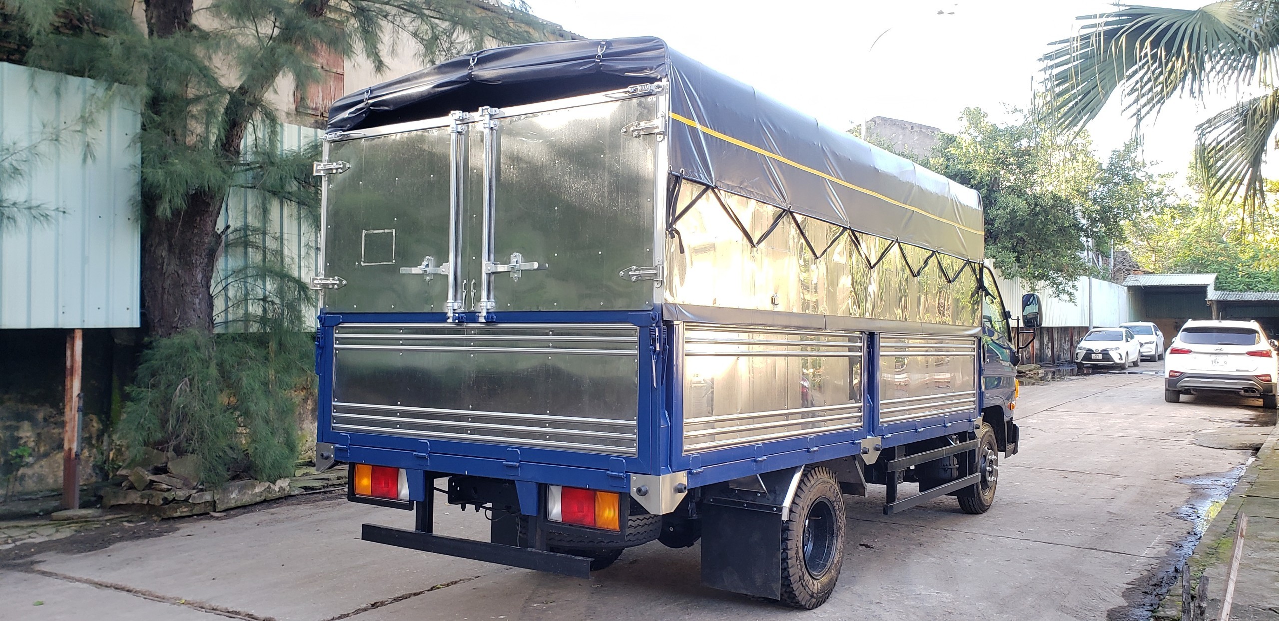 alt text: Hình ảnh xe tải Hyundai 75S thùng mui bạt