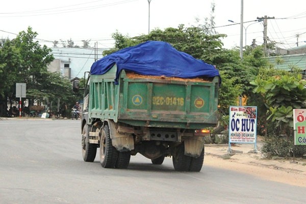 Xe tải Phương Hoàng chở đất quá tải trọng, ngang nhiên hoạt động trên Quốc lộ 1A đoạn qua Quảng Nam, bất chấp luật giao thông và gây nguy hiểm cho người tham gia giao thông. Tình trạng xe quá tải thản nhiên như chốn không người diễn ra phổ biến tại Quảng Nam.