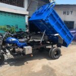 alt text: Hình ảnh xe ba gác có nâng đang chở hàng