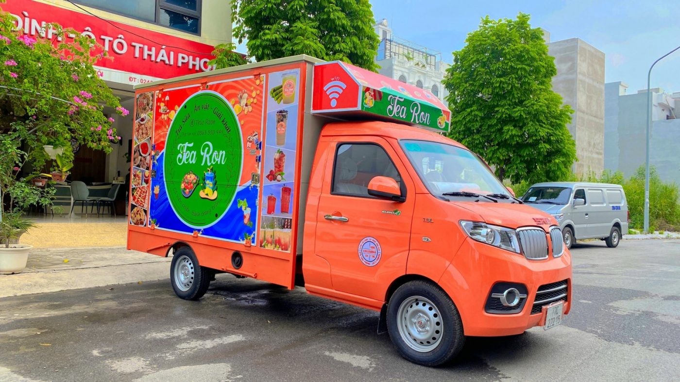 Logo Shineray mis en évidence sur le food truck de thé au lait T30.