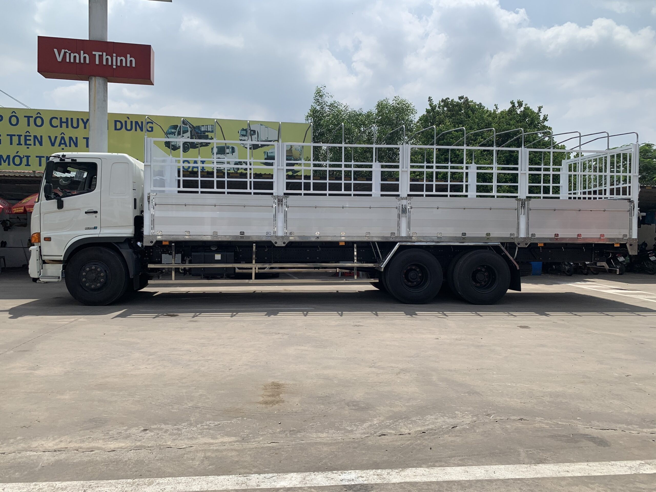 Hino FL8JW7A vrachtwagen met opvallende blauwe laadbak, die voldoet aan de uiteenlopende esthetische behoeften van de klant