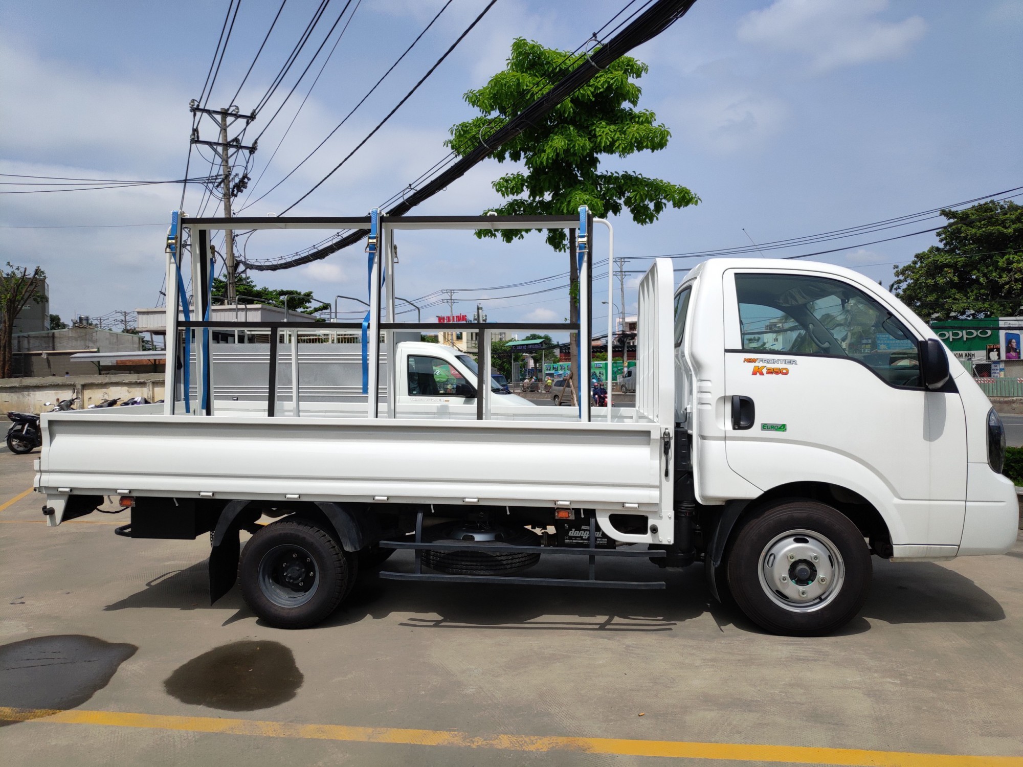 Camion Kia K250 con cassone per il trasporto vetri di colore bianco standard