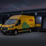 Xe tải điện DHL Ford e-Transit di chuyển trong đô thị, thể hiện cam kết vận chuyển xanh của DHL.
