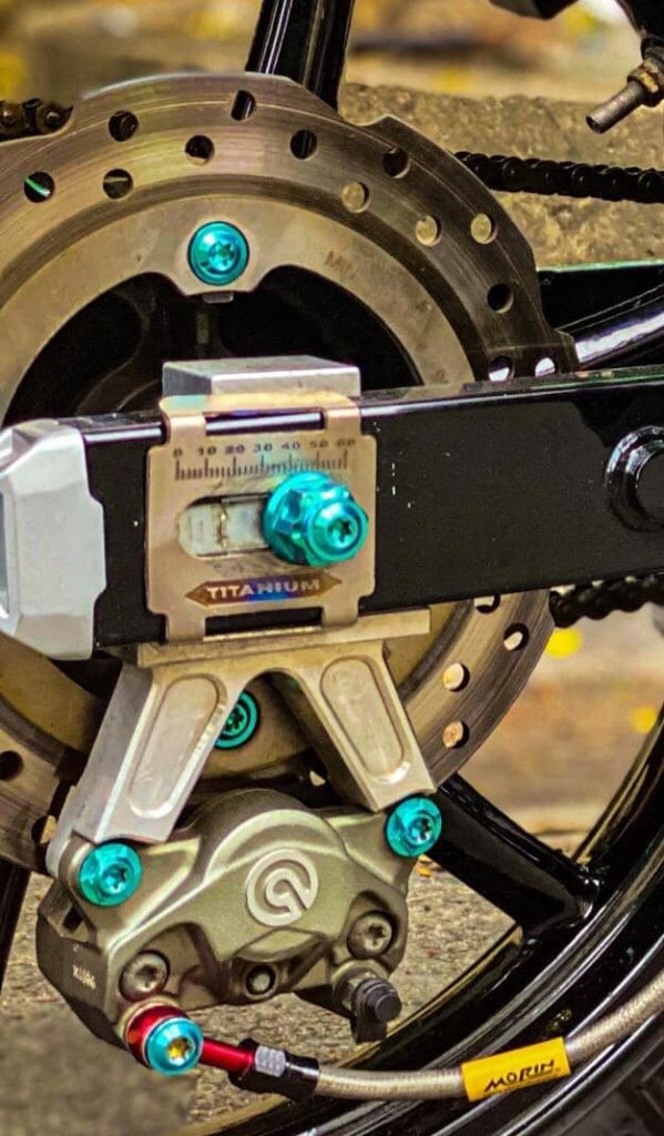 Imagen de una moto Winner X modificada con pinza de freno Brembo con logo grande