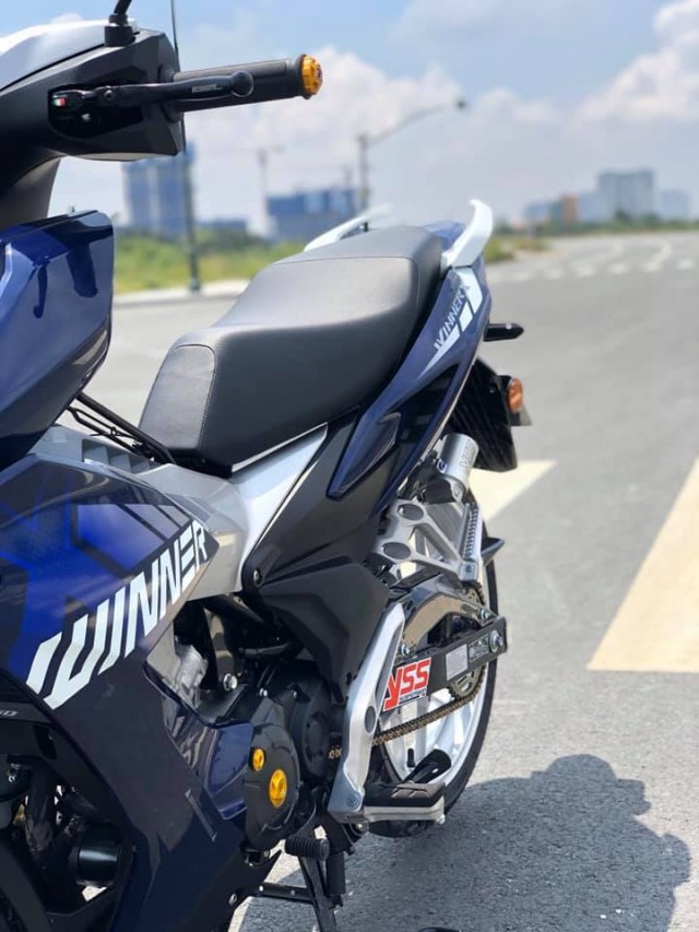 Imagen de una moto Winner X modificada con acelerador rápido Domino de 2 cables