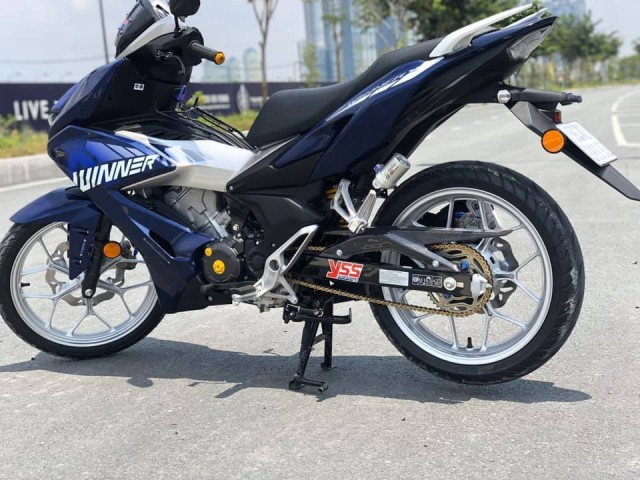 Imagen de una moto Winner X modificada con amortiguador trasero Racingboy con depósito