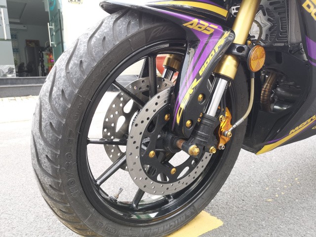 Imagen de una moto Winner X modificada con bomba de embrague RCB