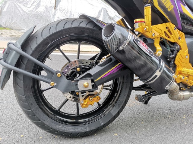 Imagen de una moto Winner X modificada con amortiguador trasero Ohlins