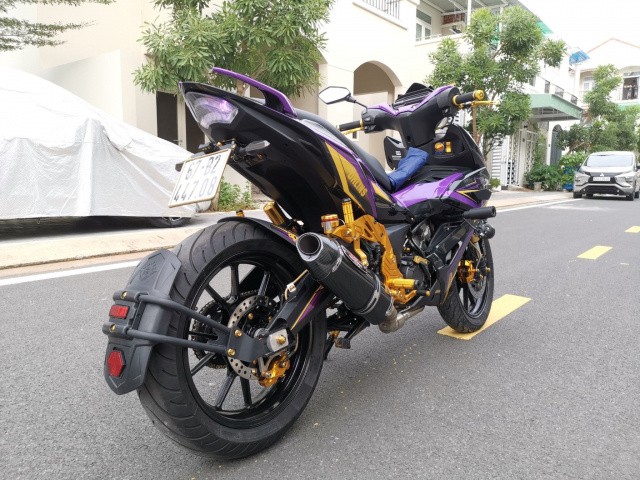 Imagen de una moto Winner X modificada con un aspecto general impresionante