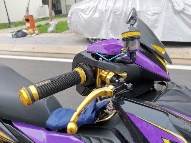 Imagen de una moto Winner X modificada con ángulos marcados y potente