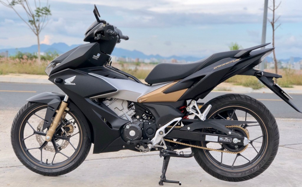 Imagen de una moto Winner X modificada con depósito de líquido de frenos Rizoma