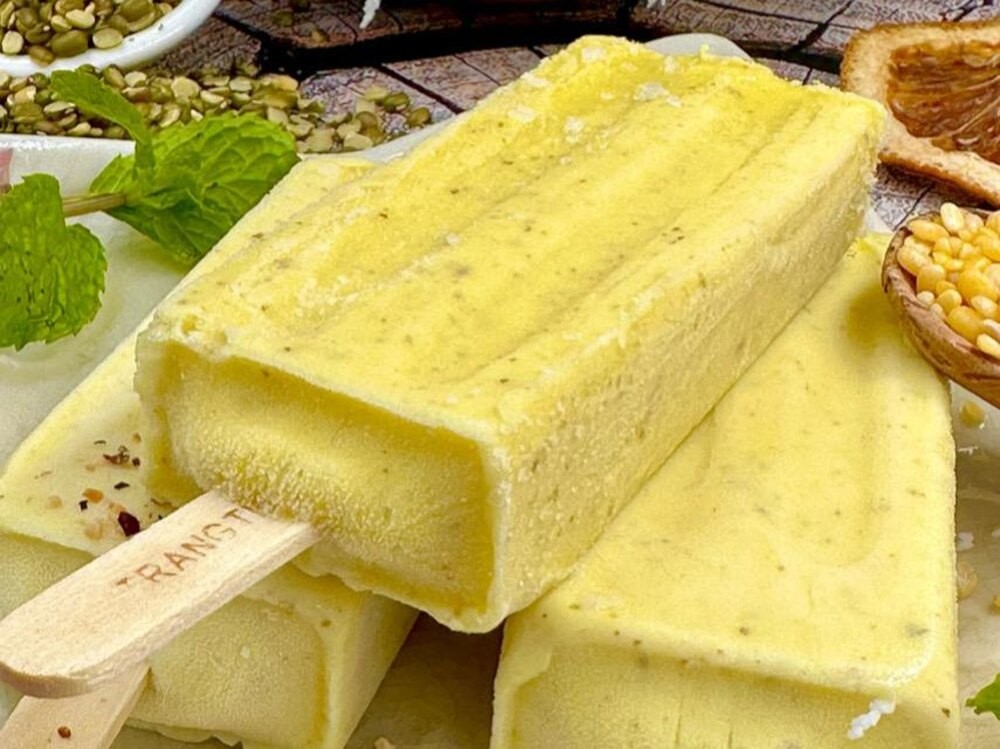 Que kem đậu xanh Tràng Tiền màu vàng nhạt, thanh mát và ngọt bùi.