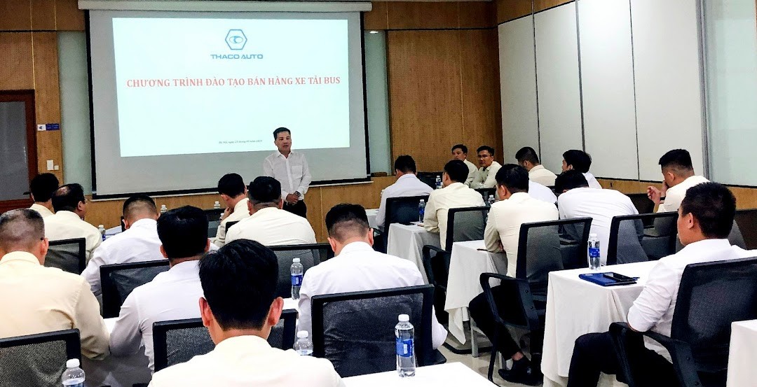 Đội ngũ lãnh đạo và nhân viên kinh doanh xe tải bus THACO AUTO tham gia chương trình đào tạo chuyên nghiệp về thị trường.