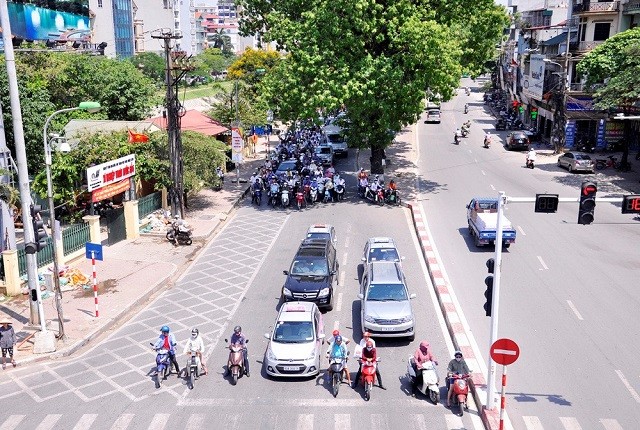 Xe tải dừng đèn đỏ tại giao lộ