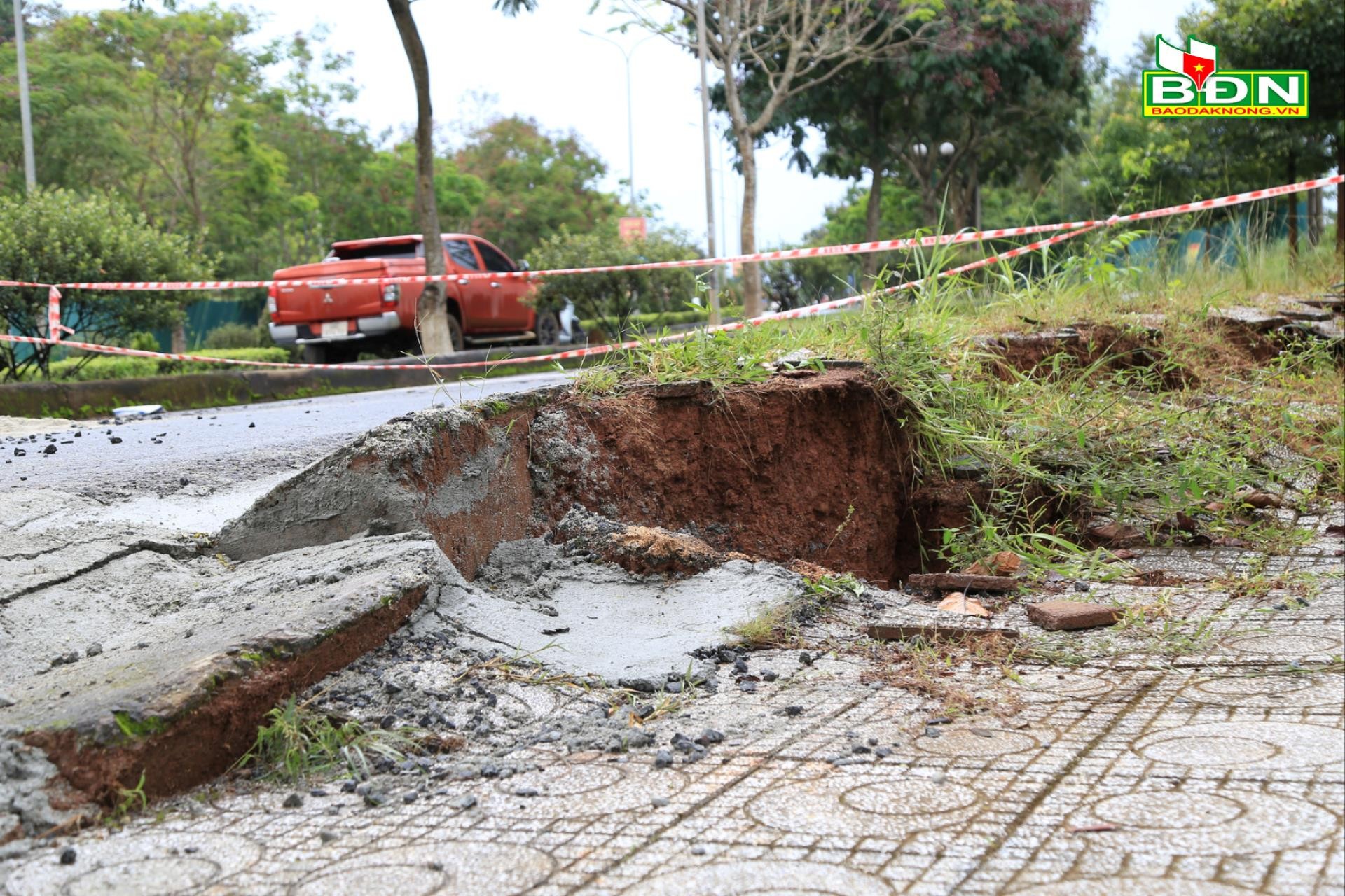 Il marciapiede è gravemente ceduto sulla strada Ho Chi Minh