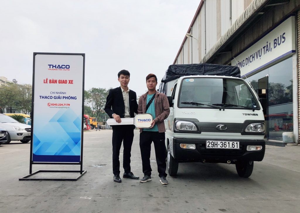 alt Thaco Towner 990 màu trắng được bàn giao cho khách hàng
