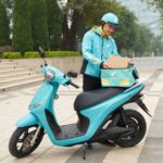 Xe máy điện VinFast trong dịch vụ chở hàng.