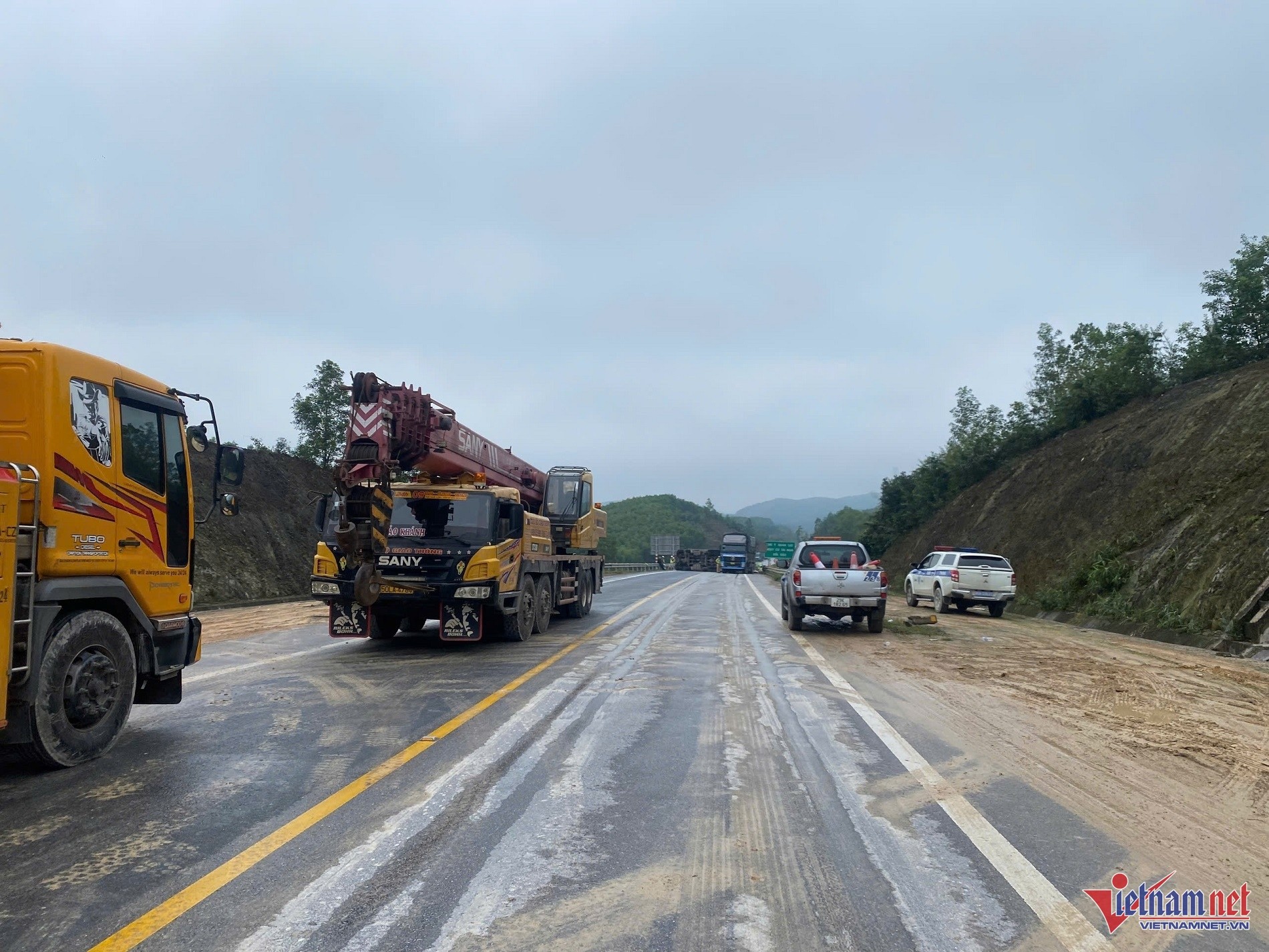 Les équipes de secours utilisent un véhicule spécialisé pour dégager le camion renversé sur l'autoroute Cam Lộ - La Sơn, section appartenant au district de Hải Lăng, province de Quảng Trị