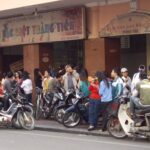 Cửa hàng kem Tràng Tiền 35 nhộn nhịp khách hàng, biểu tượng văn hóa ẩm thực Hà Nội.