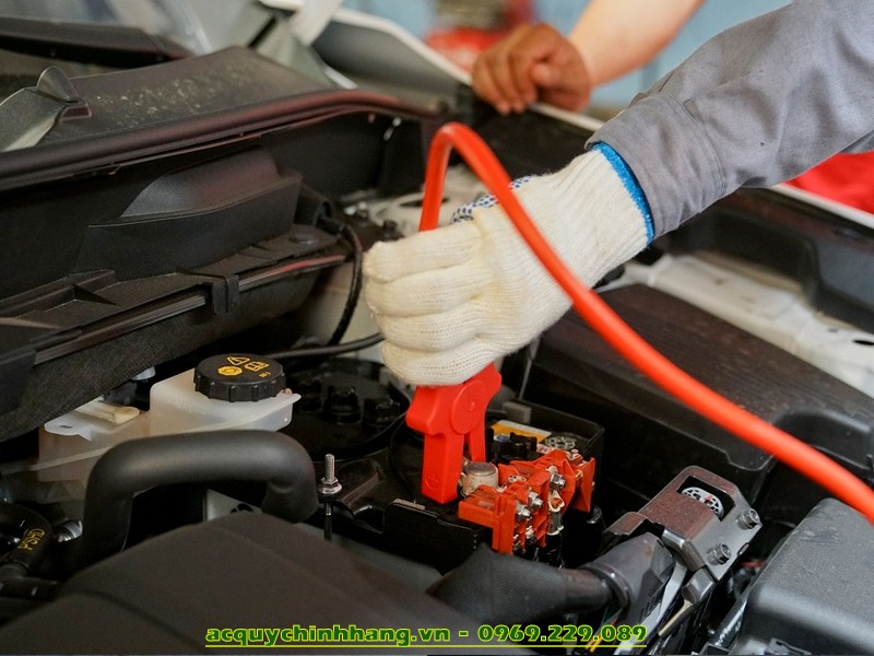 Hướng dẫn câu bình ắc quy xe tải an toàn và hiệu quả từ Xe Tải Mỹ Đình