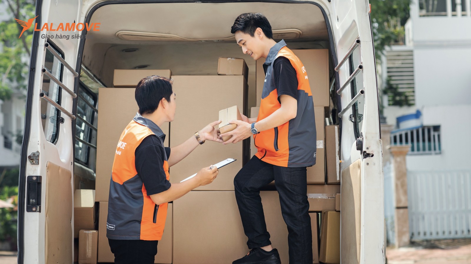 Tham khảo một số câu hỏi thường gặp khi vận chuyển hàng liên tỉnh giá rẻ nhất với Lalamove