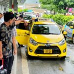 Khách hàng sử dụng dịch vụ taxi truyền thống tại sân bay Tân Sơn Nhất, TP.HCM, thể hiện sự phục hồi của ngành taxi.