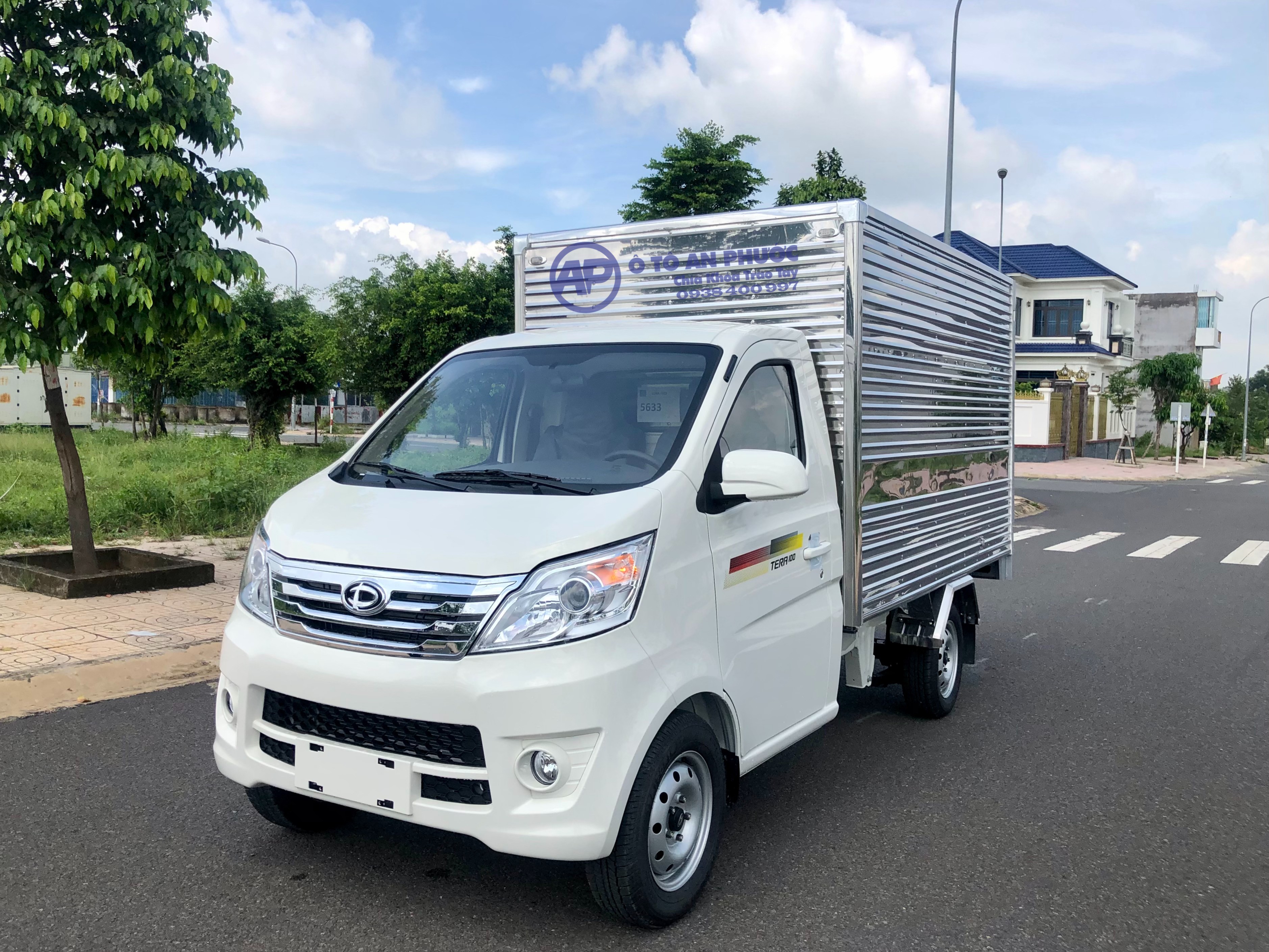 ภาพด้านหน้าด้านข้างคนขับของรถบรรทุกตู้ทึบ Tera 100