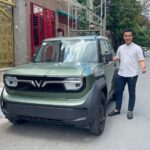 Anh Thanh Phong bên cạnh chiếc VinFast VF 3 màu xanh Urban Mint.