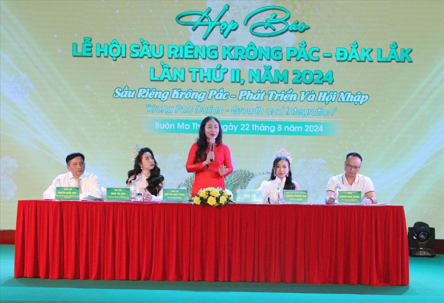 Ngo Thi Minh Trinh, stellvertretende Vorsitzende des Volkskomitees der Provinz Dak Lak, beantwortet Pressefragen zur Vorbereitung des Krong Pak Durian Festivals 2024